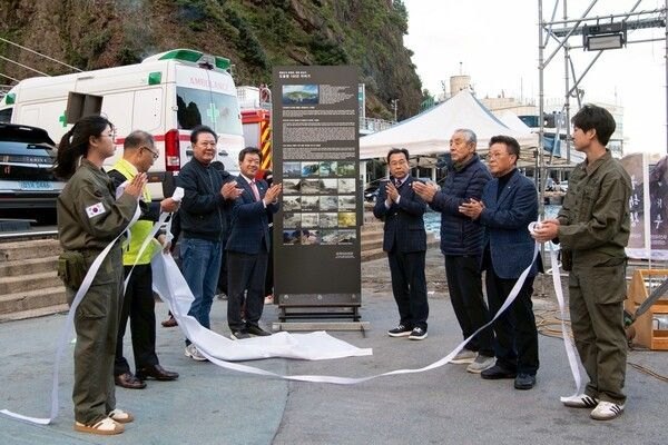 남한권 울릉군수 도동항 100년 이야기 홍보물&nbsp; 제막식 기념촬영 모습(사진제공=남한권페이스북)