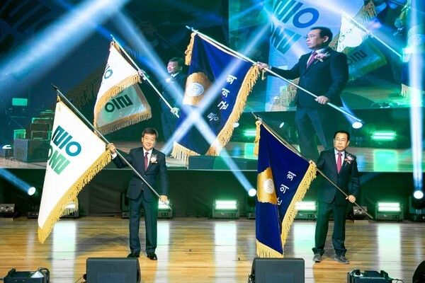 울릉군 남한권(좌측) 군수 울릉군의회 이상식(우측) 의장 울릉 군민의날.독도의 날 기념식 행사 참석 모습(사진제공=남한권페이스북)