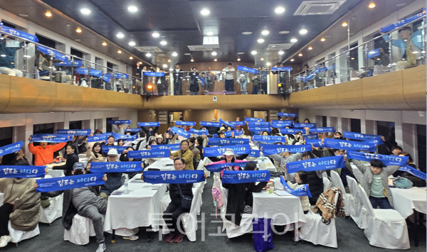 김포문화재단이 지난 25일과 26일 ‘김포는 바다다’를 슬로건으로 경기바다, 오감페스티벌 가운데 첫 번째 프로그램인 석양빛 경기바다길 시민체험 프로그램과 선상학술심포지엄을 개최하고 있다.