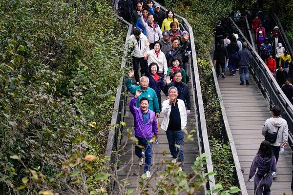 이필형 동대문구청장 구민들과 걷기행사 참석 모습(사진제공=동대문구청)