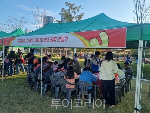 인천과학문화거점센터가 지난 10월 25일 송도 센트럴파크 잔디광장에서 열린 ‘2025 연수구 청소년 대축제 꿈틀축제’에 참여해 청소년 대상 과학문화 체험 부스를 운영하고 있다.