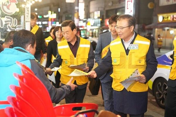 문덕춘 청소년 육성회장 류경기 중랑구청장과 2025 청소년 유해환경감시단 캠페인 참석 모습