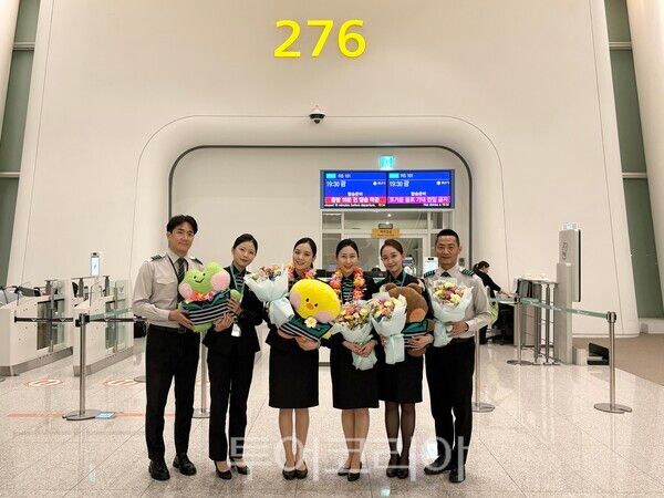 에어서울 임직원이 인천~괌 노선 재운항&nbsp;기념 촬영을 하고 있다./사진-에어서울