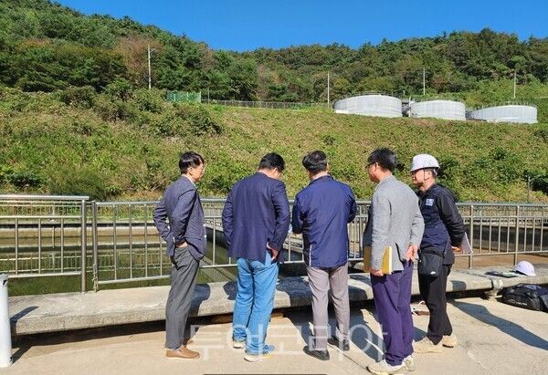 영광군은 최근 영산강유역환경청, 한국수자원공사 영․섬유역본부 및 영광군이 합동으로 연암정수장 위생관리 실태점검을 실시했다. /사진-영광군