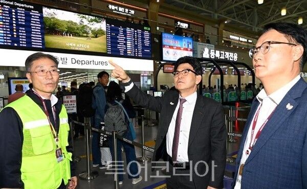 한국공항공사 이정기 사장직대(가운데)가 김해공항 운영상태를 점검하고 있다/투어코리아뉴스 정명달 기자