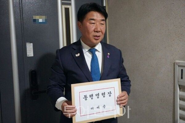 이기헌 의원이 이배용 전 국가교육위원장 자택을 찾아 동행명령장을 수행하고 있다/투어코리아뉴스 정명달 기자