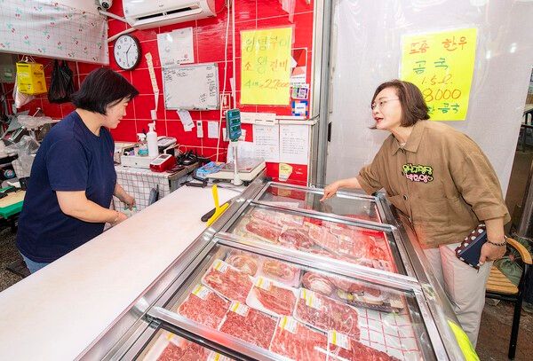 박희영 서울 용산구청장이 추석 명절을 앞두고 전통시장과 골목형상점가를 방문해 온누리상품권으로 장을 보며 상인들과 소통 모습(사진제공=용산구청)