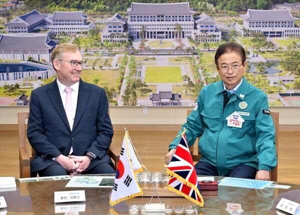 콜린 그룩스 주한 영국대사와 이철우 경북도지사./사진-경북도