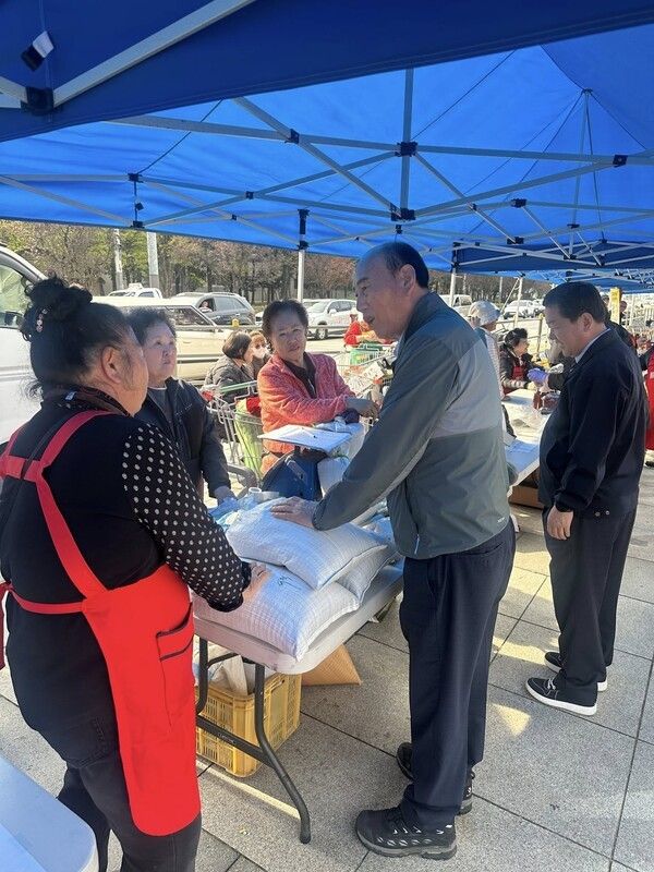 박형덕 동두천시장 2025 동두천농협 하ㅏ나로 농산물 직거래 장터 방문 상인들과 소통 모습(사진제공=박형덕페이스북)