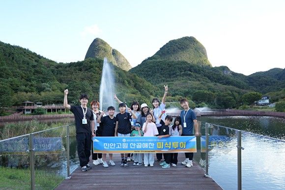 마이산을 배경으로 기념촬영하는 미식투어 참자가들 /사진=진안군