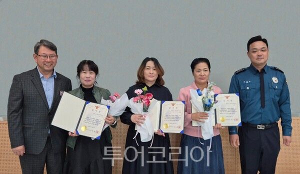 홍성군 CCTV 통합관제센터 관제원 전미영, 유승연, 이미현 씨는 홍성경찰서로부터 감사장을 수여받았다. /사진-홍성군