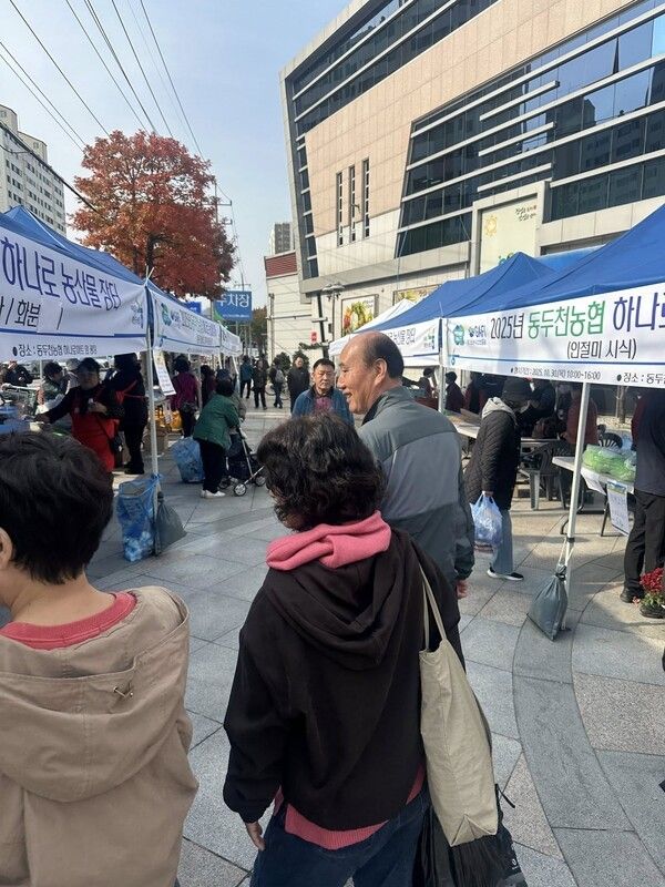 박형덕 동두천시장 2025 동두천농협 하나로 농산물 직거래장터 방문 모습(사진제공박형덕페이스북)