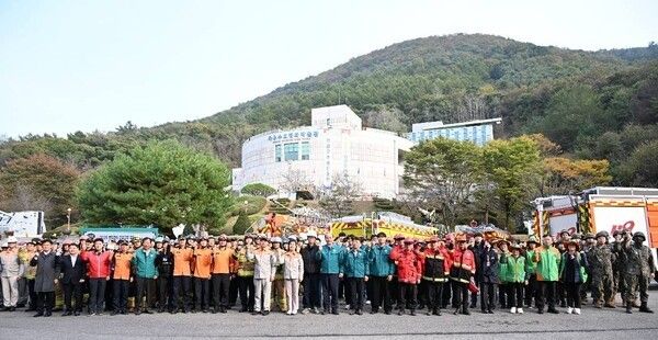 박형덕 동두천시장 2025 재난대응 안전훈련 참석 기관관계자들과 기념촬영 모습(사진제공=박형덕페이스북)