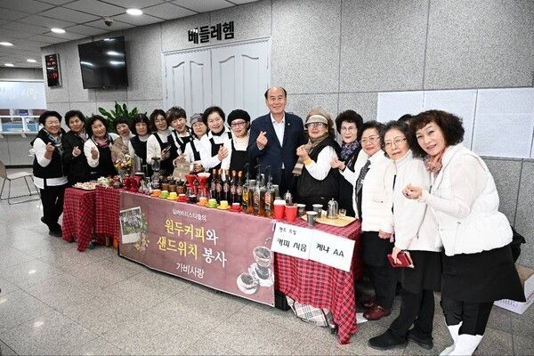 박형덕 동두천시장 행사장 봉사자들과 기념촬영 모습(사진제공=동두천시청)