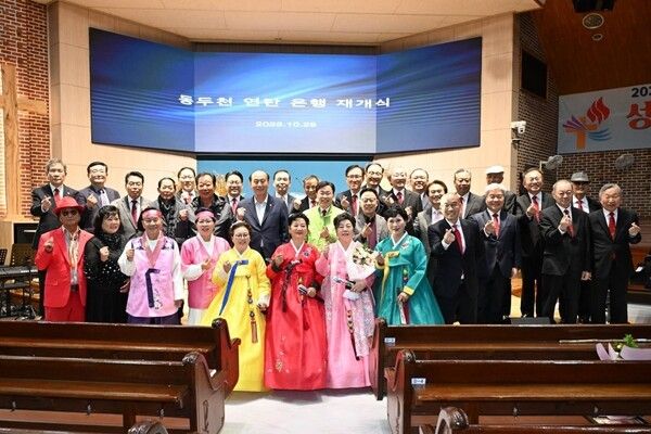 박형덕 동두천시장 2025년 동두천 연탄은행 재개식 참석자들과 기념촬영 모습(사진제공=동두천시청)