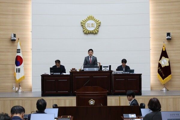 용산구의회 김성철 의장 제301회 임시회 진행 모습(사진제공=용산구의회)