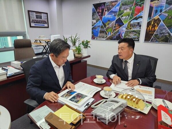 최재구 예산군수가 강승규 국회 예산결산특별위원회 의원을 만나 주요 현안사업을 설명하는 모습. /사진-예산군