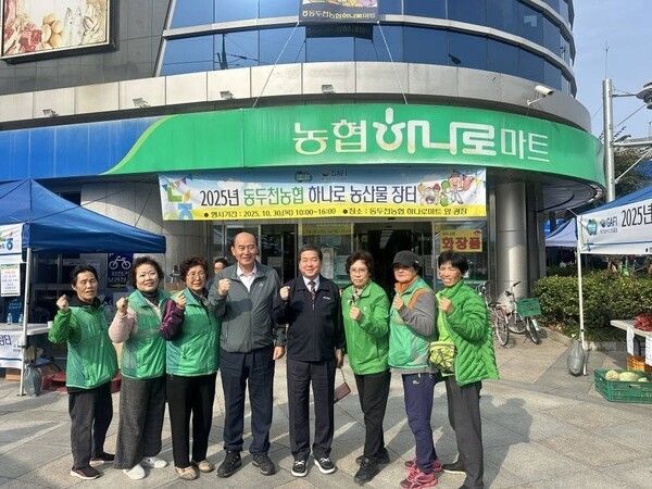 박형덕 (좌측 4번째)동두천시장 2025 동두천농협 하나로 농산물 직거래 장터 방문 관계자들과 기념촬영 모습(사진제공=박형덕페이스북)