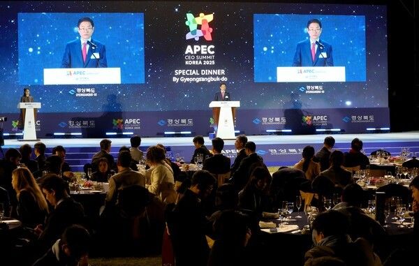 이철우 경북도지사가 글로벌 CEO환영만찬에서 영어로 연설하고 있다./사진-경북도