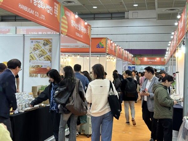 영주시 농특산물 홍보 부스에 소비자들의 발길이 이어지고 있다./사진-영주시