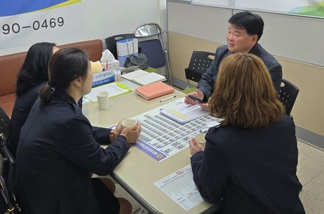 성기황 경기도의원이 30일&nbsp;군포상담소에서 학부모폴리스 관계자들을 만나 활동 현장의 어려움을 청취하고 지원 확대 방안을 논의하고 있다./사진=경기도의회