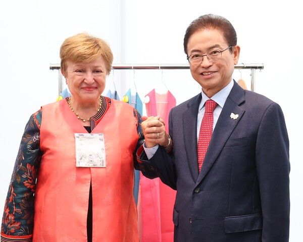 APEC 1세션 특별기조연설을 위해 경주를 찾은 게오르기에바 IMF 총재가 이철우 경북도지사와 우의를 다지며 기념촬영을 하고 있다./사진-경북도