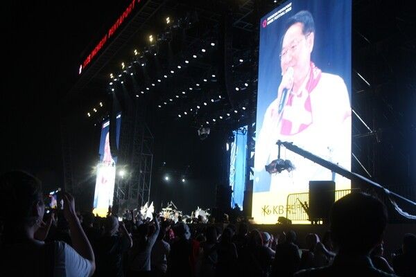 유정복 인천광역시장이 1일 저녁시간에 송도달빛축제공원에서 열린 2025 인천펜타포트 락 페스티벌 개막식에서 참가 관객들에게 인사를 하고 있다.2025.08.01. / 투어코리아 이창호 기자