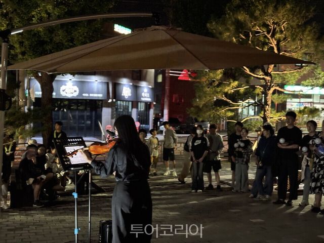 제일교회에서 열린 바이올린 로드 버스킹을 감상하고 있다/사진=영주시