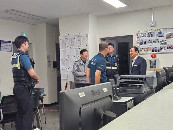 이현재 하남시장 추석연휴 근무하는 경찰 격려 방문 모습(사진제공=하남시청)