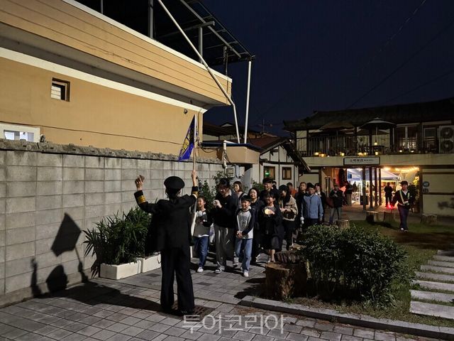 영주 원도심 야행을 위해 참가자들이 줄을서고 있다/사진=영주시