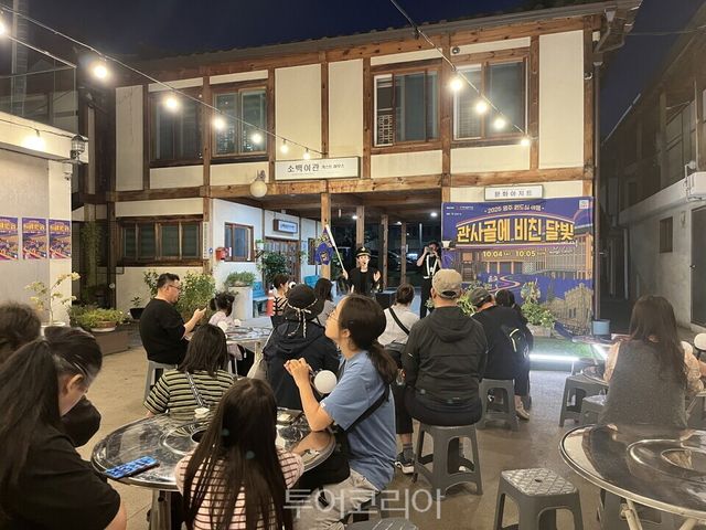 영주 후생시장에서참가자들이 야행코스 설명을 듣고 있다/사진 =영주시