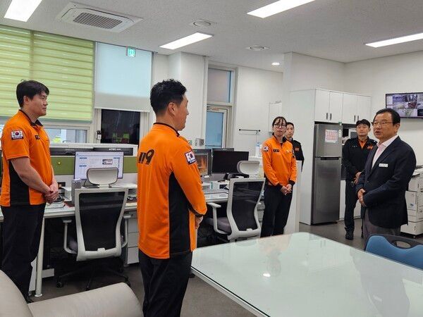 이현재 하남시장 추석연휴 소방서 근무자 격려 방문 모습(사진제공=하남시청)