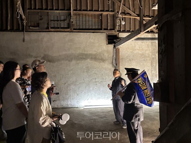 야행 참가자들이 풍국정미소에 대한 설명을 듣고 있다/사진=영주시