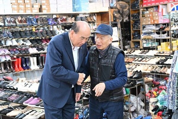 박형덕 동두천시장 전통시장 방문 상인과 소통 인사 모습(사진제공=박형덕페이스북)