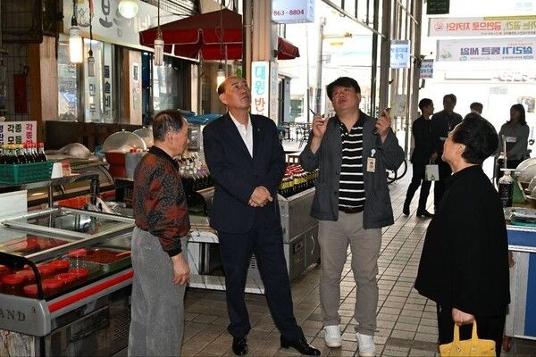 박형덕 동두천시장 전통시장 방문 상인 민원 청취 모습(사진제공=박형덕페이스북)
