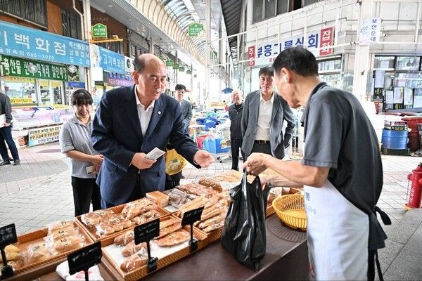 박형덕 동두천시장 전통시장 방문 모습(사진제공=박형덕페이스북)