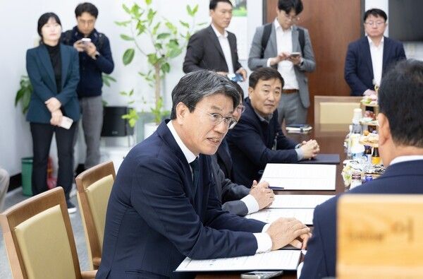 ▲지난 7일 국회를 방문한 김돈곤(왼쪽) 청양군수가 농림축산식품해양수산위원회 어기구 위원장을 만나, 농어촌 기본소득 시범사업의 국비 비율 상향을 건의하고 있다. /사진-청양군