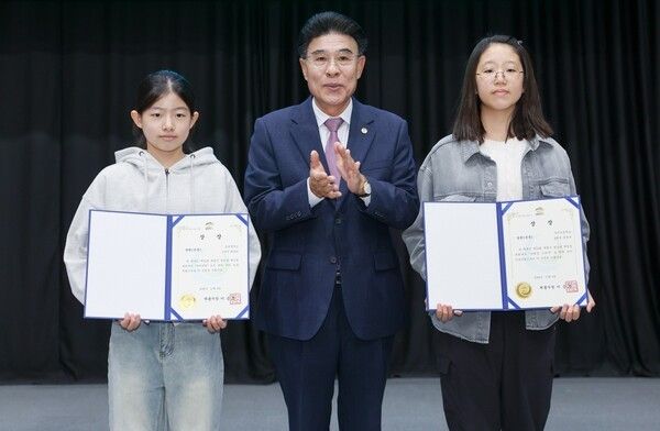 ▲이응우 계룡시장이 지난 9일 ‘제31회 계룡시 청소년백일장대회’에서 장원을 한 학생들에게 표창을 수여하고 있다(왼쪽부터 용남중학교 1학년 최범비(산문) 학생, 이응우 시장, 두마초등학교 6학년 전윤아(운문) 학생 모습). /사진-계룡시