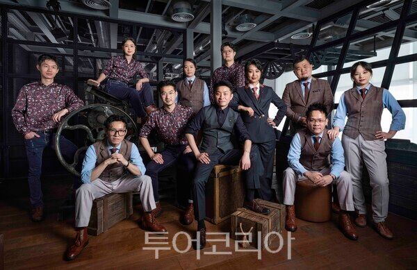 만다린 오리엔탈 선전의 헤드 바텐더 ‘타이거 창’ (Tiger Chang)과 MO Bar 팀 /사진-만다린 오리엔탈