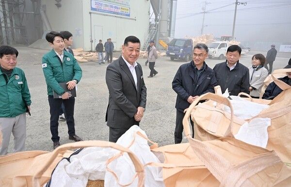 ▲공공비축미곡 건조벼 매입 현장을 방문한 최원철(가운데) 공주시장 모습. /사진-공주시