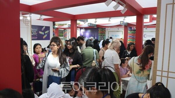 지난 7일 움 알 에마랏 파크 Korea Festival 한국 관광 홍보존에 붐비는 체험객들 지난 6일 릭소스 마리나 호텔에서 진행중인 한국관광의 밤 지난 6일 릭소스 마리나 호텔에서 진행 중인 한국관광 밤 VIP 세레머니 /사진-한국관광공사