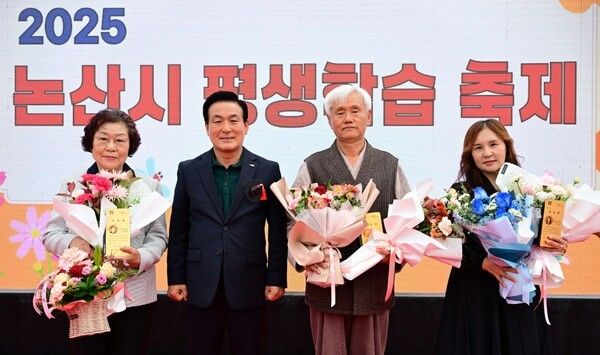 ▲백성현(왼쪽 두 번째) 논산시장이 평생학습 발전 유공자들에게 표창을 수여한 뒤 기념촬영을 하고 있다. /사진-논산시