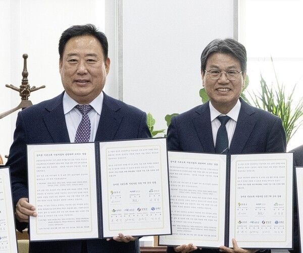 ▲왼쪽부터 어기구 국회 농림축산식품해양수산위원회 위원장, 김돈곤 청양군수. /사진-청양군