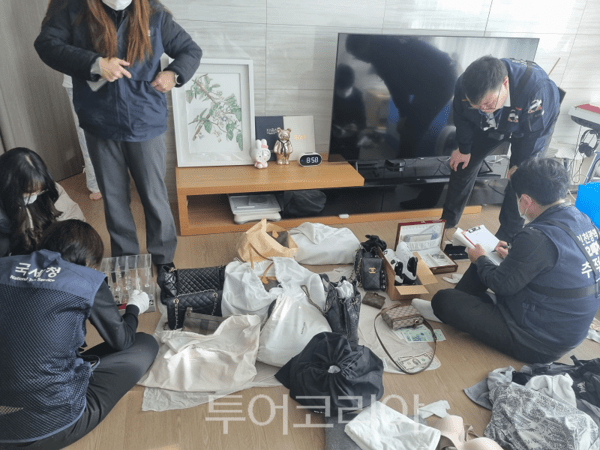 인천광역시 체납징수 전담반인 ‘오메가(Ω) 추적 징수반’이 고액·고질 체납자에 대한 징수 활동을 하고 있다.