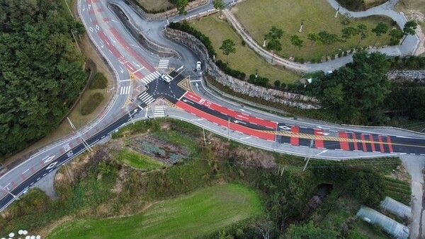 ▲홍성군 ‘2025년 추계 도로정비 평가’최우수 기관 선정(아스콘절삭 덧씌우기 및 미끄럼방지포장 모습). /사진-홍성군