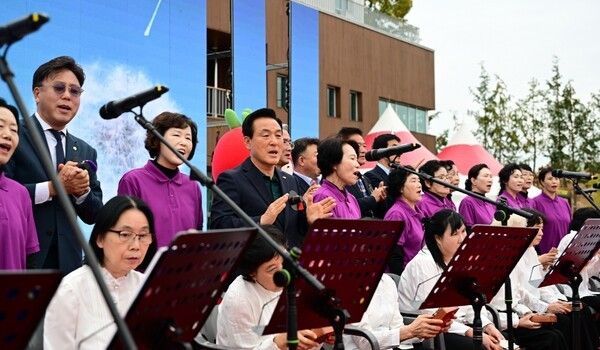▲칼림바 연주+수어+합창 공연 모습. /사진-논산시