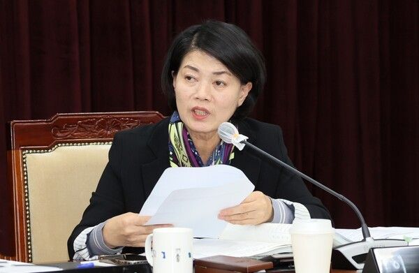 ▲질의 중인 이현숙(비례·국민의힘) 충남도의원 모습.