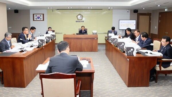 ▲충남도의회 건설소방위원회가 지난 10일 건축도시국과 균형발전국 소관 2025년 행정사무감사를 진행하고 있다. /사진-충남도의회