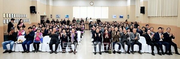 유정복 인천광역시장이 11일 계양구 농업기술센터에서 열린 '2025년 제30회 농업인의 날 기념식'에서 기념촬영을 하고 있다.