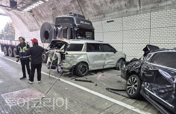 ▲12일 오후 2시 13분께 충남 공주시 정안면 인풍리 천안 방향 차령터널에서 차량 8대가 잇따라 추돌하는 사고가 발생해 소방대원들이 사고 수습을 하고 있다.